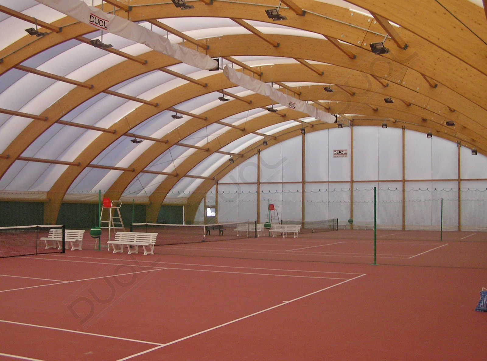Теннисный корт под. Воздухоопорные сооружения duol. Воздухоопорный футбольный манеж. Теннисный корт воздухоопорный. Теннисный корт Сокольники деревянные конструкции.