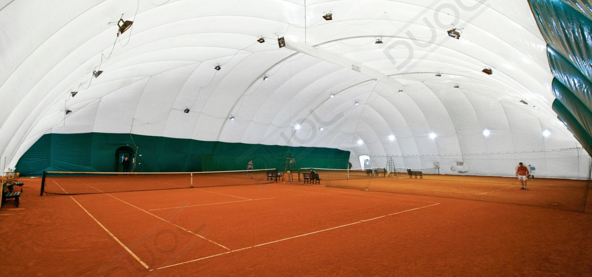 Теннисный корт под. Воздухоопорные сооружения duol. Воздухоопорный футбольный манеж. Теннисный корт воздухоопорный. Пневмоангар корт теннис.